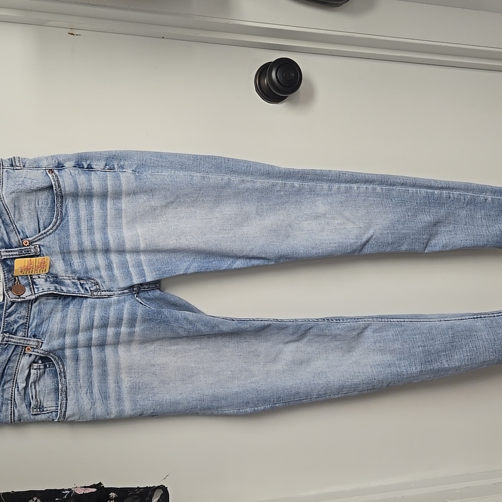 BkE STELLA SLIM FIT Skinny Jeans with Light Wash and Fading - Picture 4 of 4
